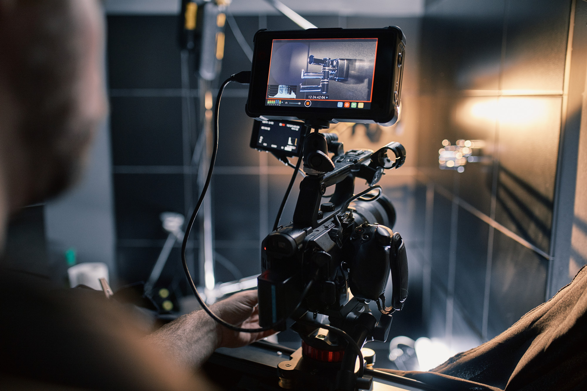 Professional video camera rig with monitor
